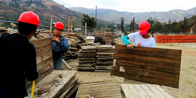 Femmes batisseuses d'Antimano à Caracas - Photo: Fania Rodrigues